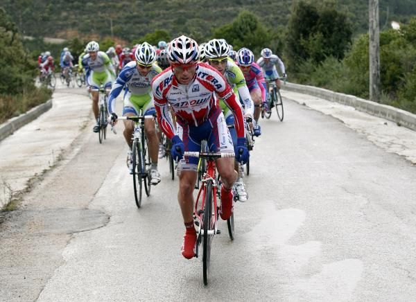 Danilo Di Luca (Katusha) has Vincenzo Nibali (Liquigas-Cannondale) keeping a close eye on him.