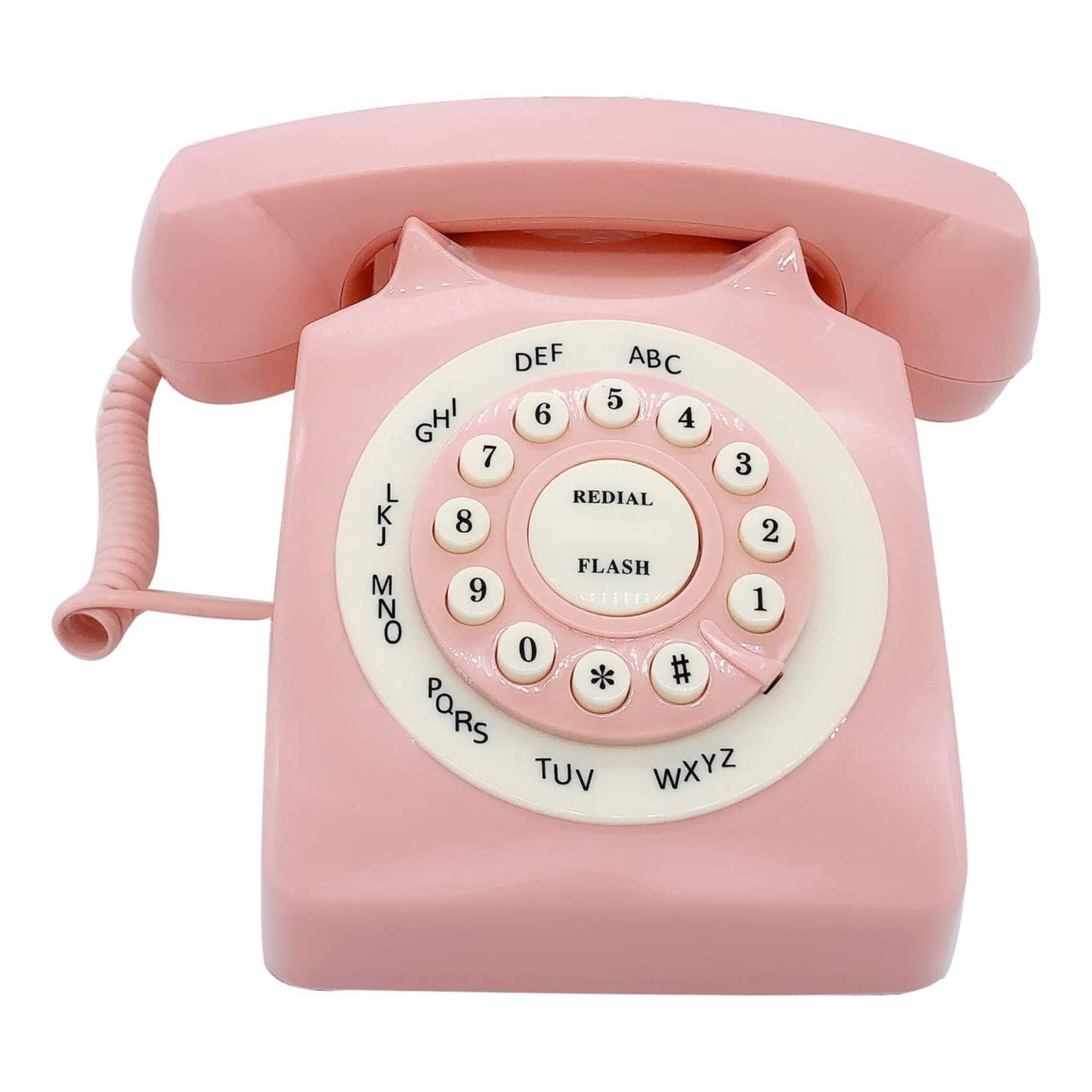 Telepon vintage merah muda dengan latar belakang putih