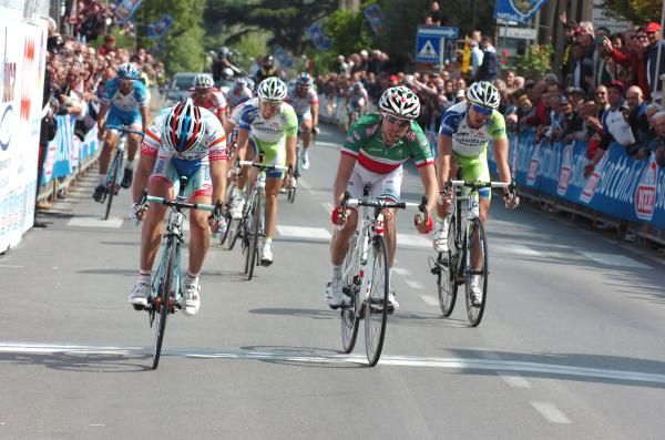 Angel Vicioso Arcos (Androni Giocattoli) just edges out Giovanni Visconti (Farnese Vini - Neri Sottoli)