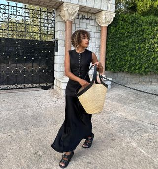 Woman wearing raffia bag.