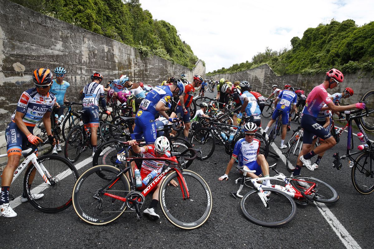 The crash in the peloton saw a number of riders go down
