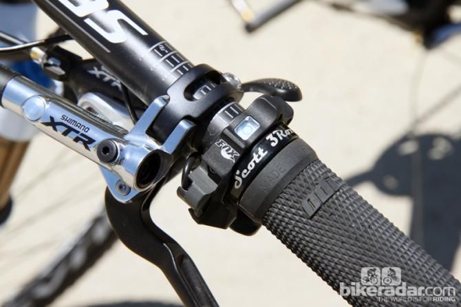 The tidy Fox iCD remote tucks neatly in between the grip collar and the brake lever clamp.