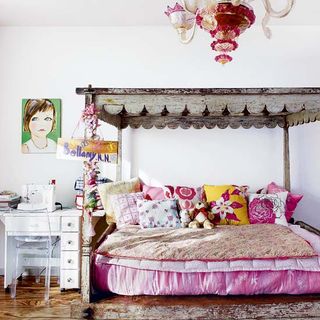 bedroom with bed with pillows