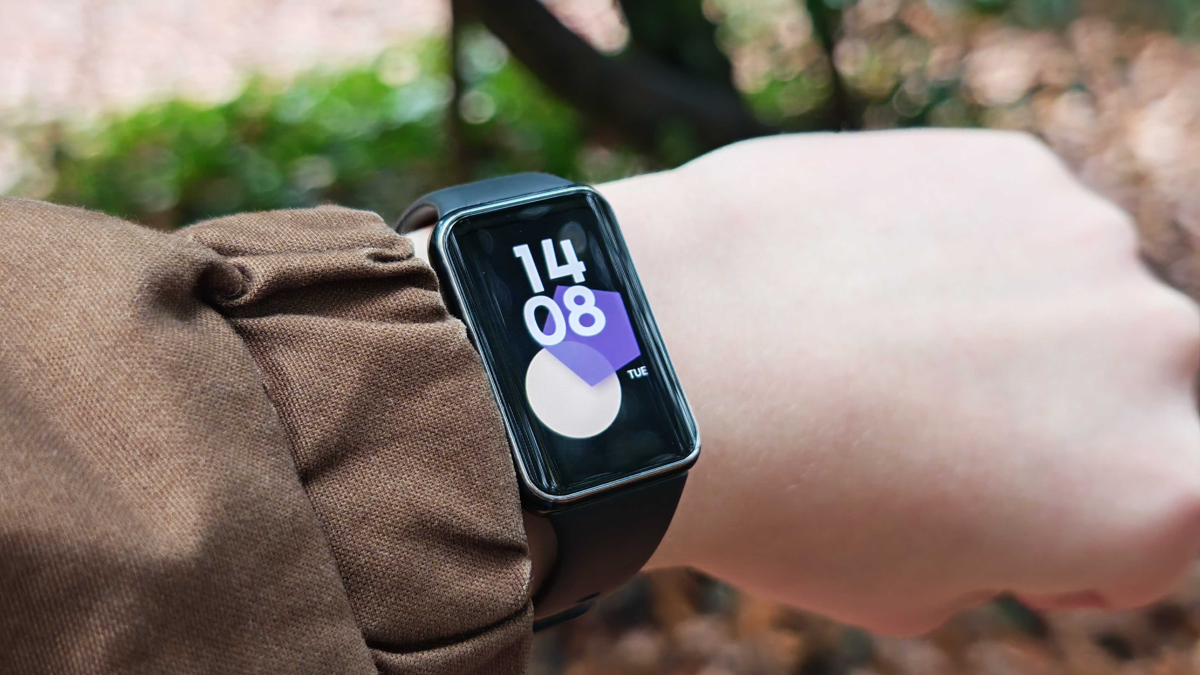 The Honor Band 10 being used outside.