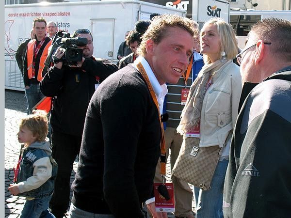 It's the first year that Michael Boogerd isn't lining up in Maastricht as a rider. He popped up together with his wife and kid.