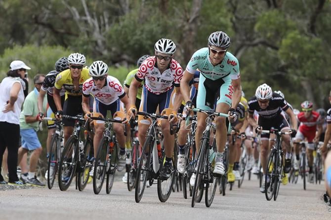 Nathan Earle (Huon Salmon) shadows former omnium world champion Michael Freiberg (Bianchi-Lotto-Arbitrage)