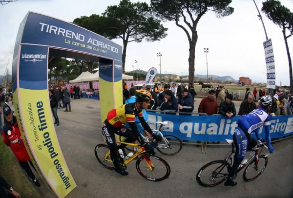 Tom Boonen (Quick Step) makes his way towards the sign-on