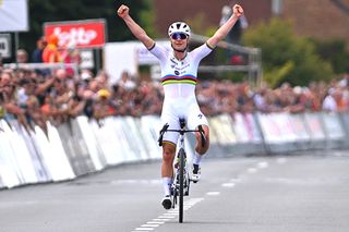 Lotte Kopecky racing in the rainbow jersey as world champion