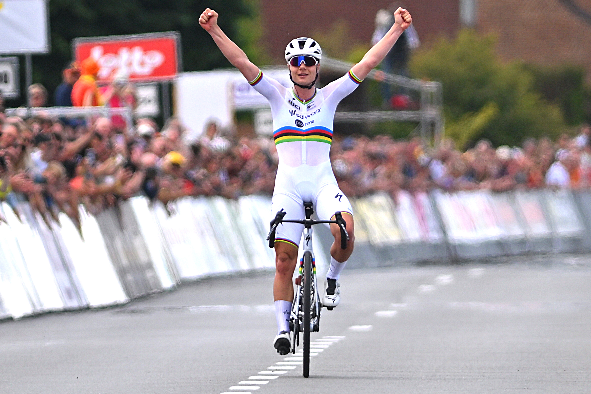 Lotte Kopecky racing in the rainbow jersey as world champion