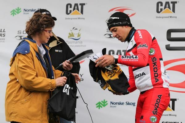Lachlan Norris (Drapac) checks to make sure he's got the right size