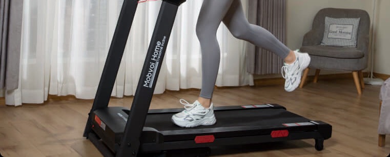 Mujer corriendo en Mobvoi Home Treadmill Incline