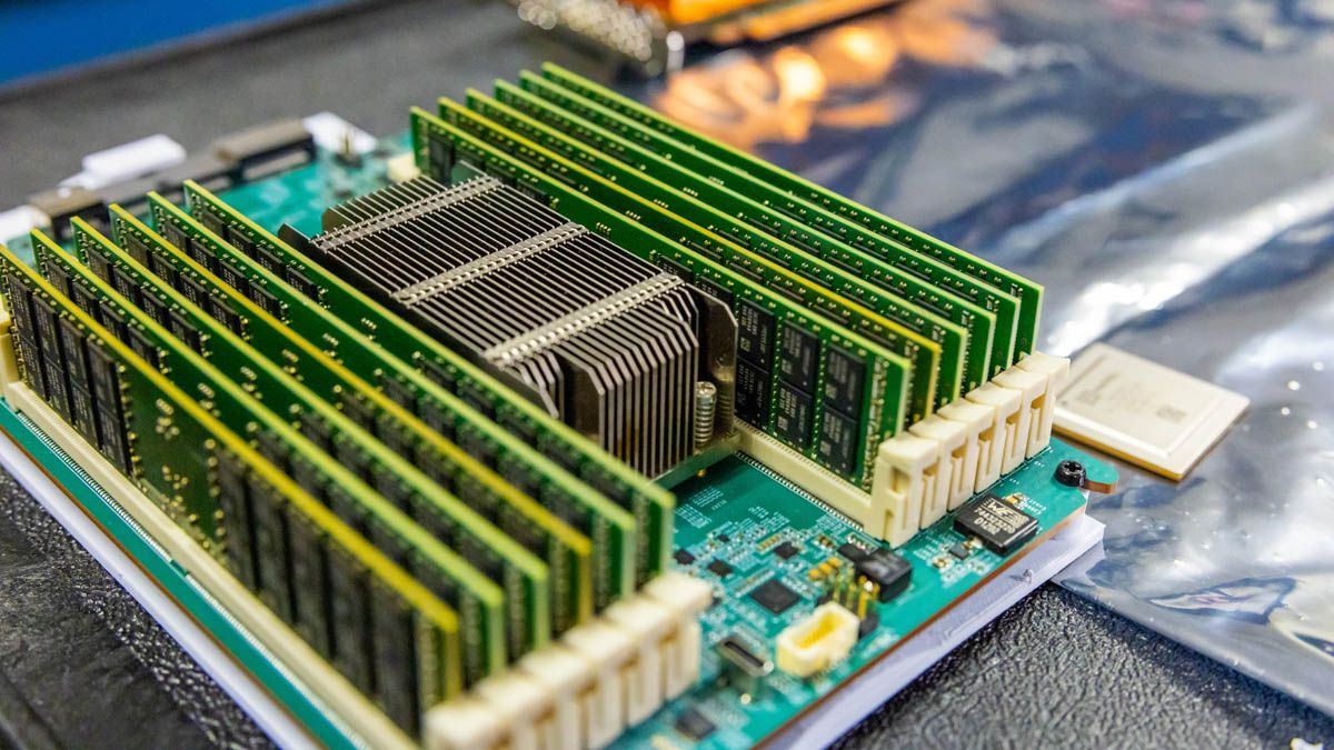 Tek bir PCIe cihazı, eski DDR4’ü hiper ölçekleyiciler için neredeyse üç kat etkin bellek kapasitesine dönüştürebilir