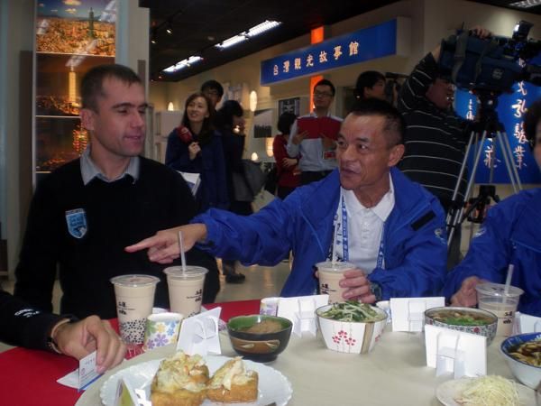 Bradley McGee with Tour de Taiwan organizer Lee Kai-Chih