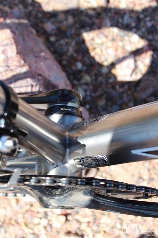 The press-fit 30 bottom bracket allows for a girthy down tube connection