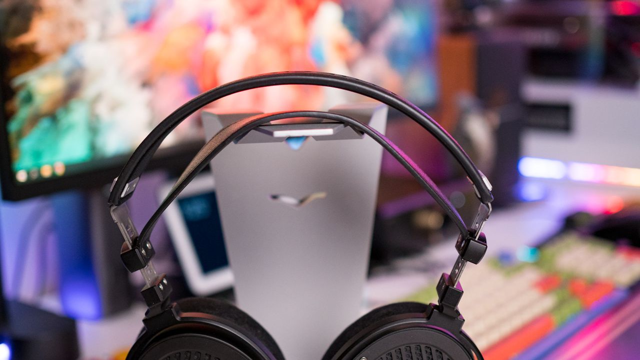 Close view of the Thieaudio Wraith headband design