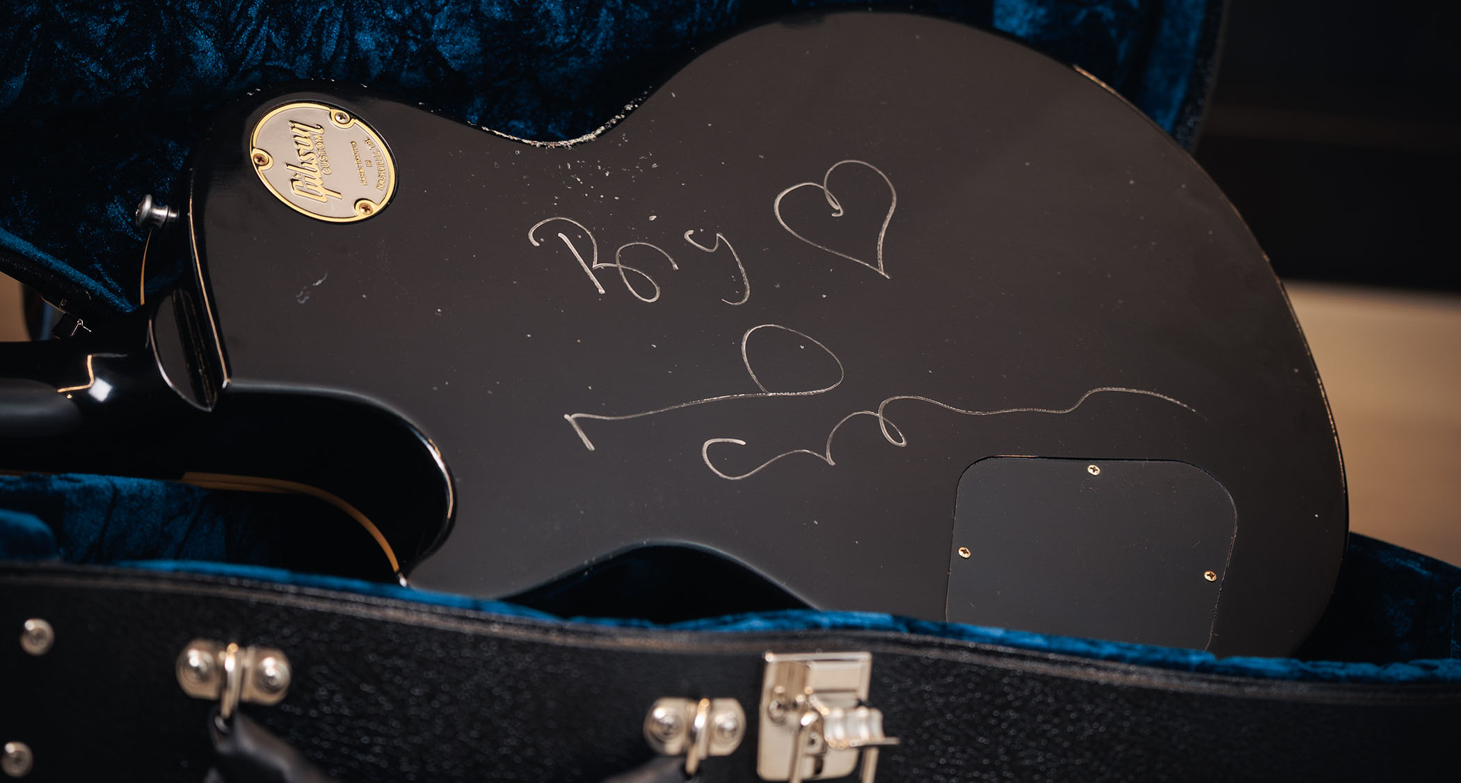 “The most talked-about guitar of the summer is coming to the Gibson Garage London”: P-90s, Light Aging from the Murphy Lab, handwritten Oasis lyrics… The Gibson Custom Noel Gallagher Les Paul Standard has been unveiled and is here photographed in the Gibson Garage, with a variety of close-ups to show every detail.