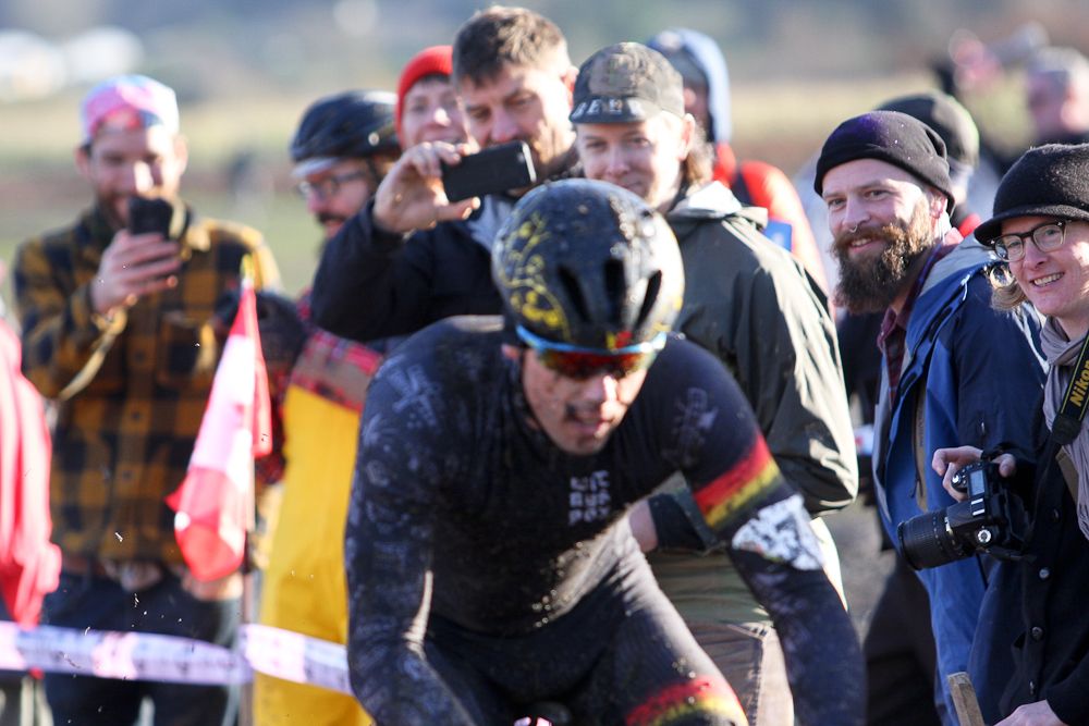 Fans follow Sven Nys in action at the SSCXWC 2016 in Portland.