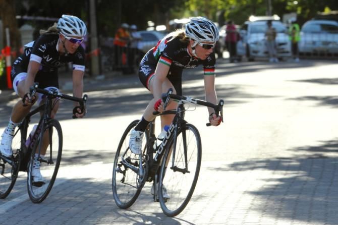Nicole Whitburn (Liv Giant) bridged across to Jasmine Hurikino (Crino Cycles / Casa &amp; Boggeta)