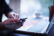 US PC market illustrated by trading growth graph superimposed on top of a person using a laptop