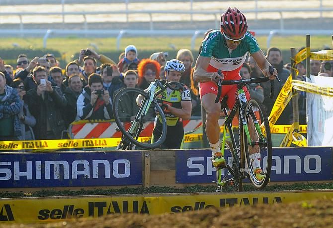Italian 'cross champion Marco Aurelio Fontana (Cannondale) bunny hops the barriers.
