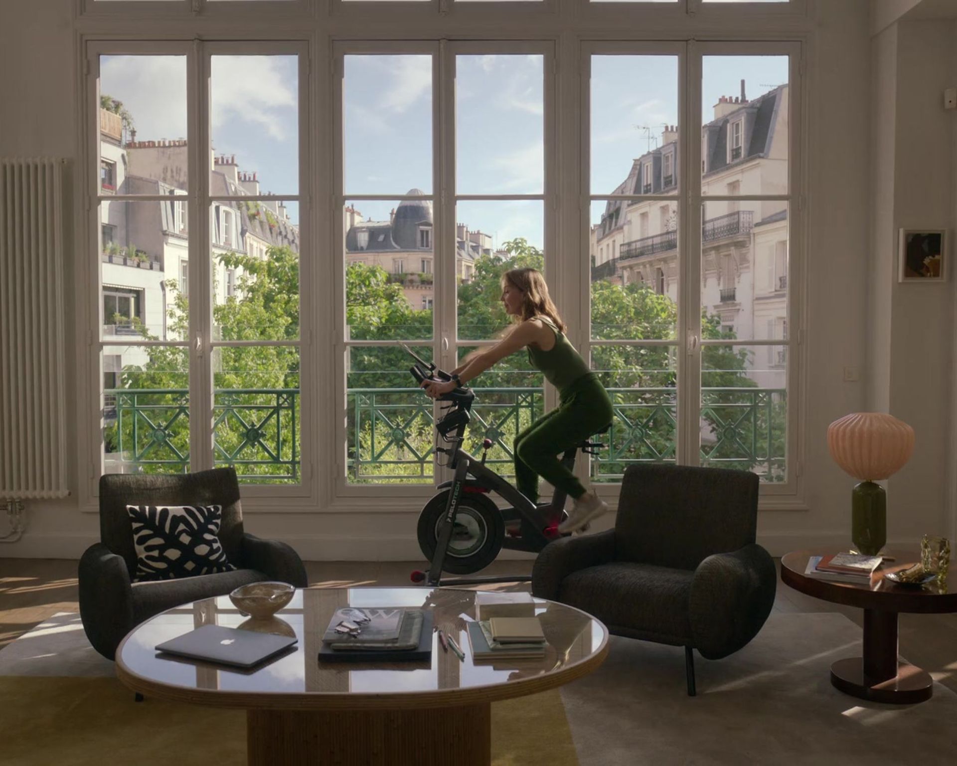 Emily dalam adegan Paris dengan dekorasi gaya Paris