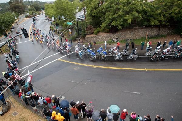 The bunch on the way to the intermediate sprint line in Folsom