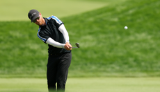 Scott Vincent hits a chip shot