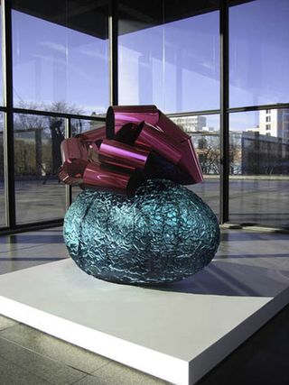 Gagosian's big gun is the Jeff Koons showstopper 'Baroque Egg with Bow'