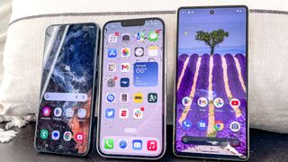 iPhone 14 vs Galaxy S22 vs Pixel 7 displays compared