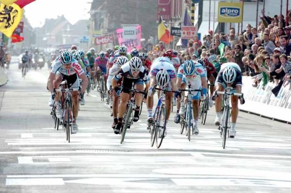 Tom Boonen (Quick Step) times his lunge to perfection.