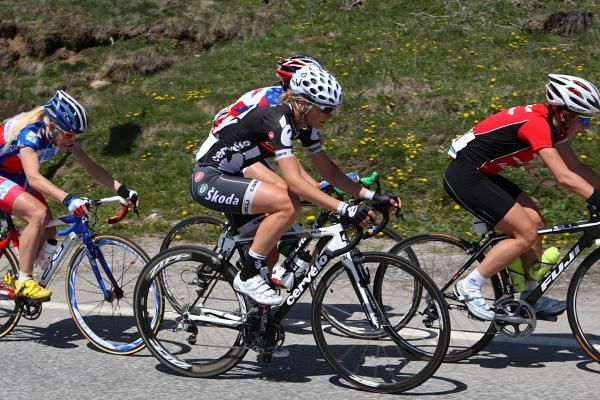 Defending champion Claudia Hausler (Cervelo Test Team) on the wheel of Trixi Worrak (Noris Cycling).