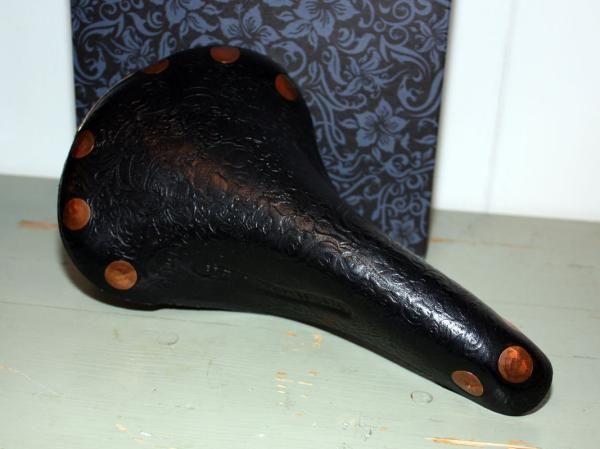 Aside from the special design the Brooks Vans Edition saddle features the usual classic shape and telltale rivets.