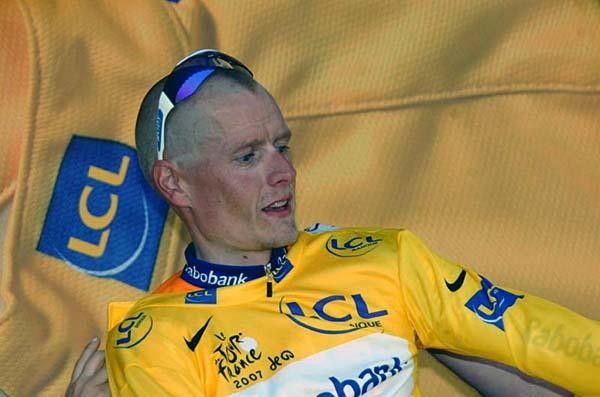 Michael Rasmussen (Rabobank) keeps yellow by not missing the crucial cut in the field.
