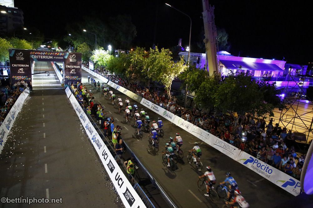 The night-time criterium is under way