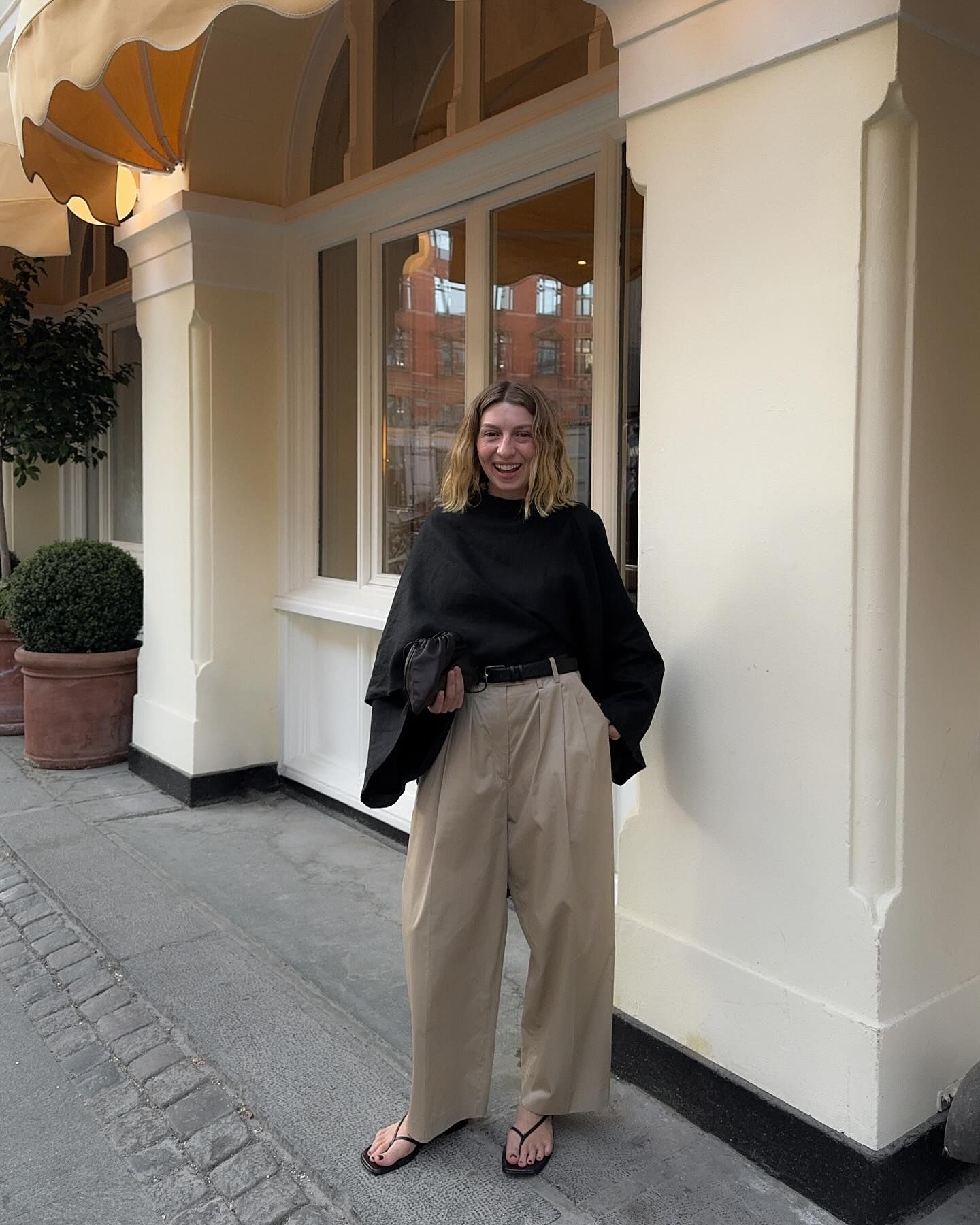 Woman wearing spring outfit with flip flops.