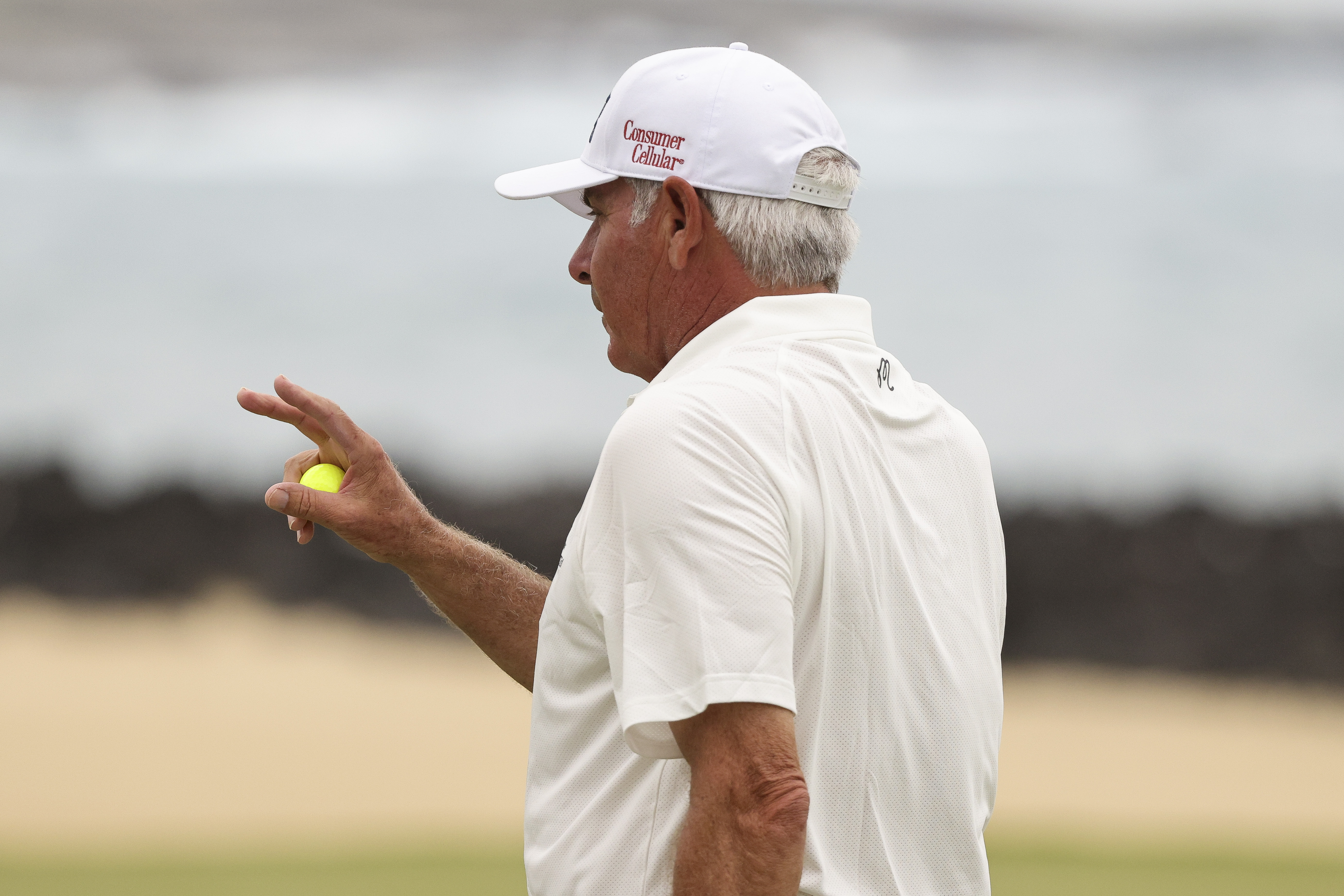 Fred Couples waves to the crowd