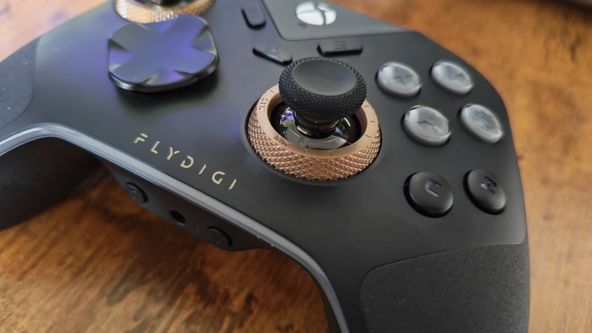 The thumbstick tension twisters on the Flydigi Vader 5S