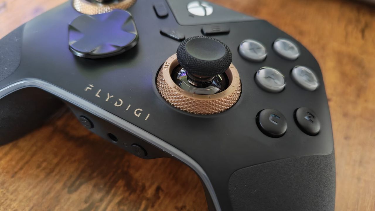 The thumbstick tension twisters on the Flydigi Vader 5S