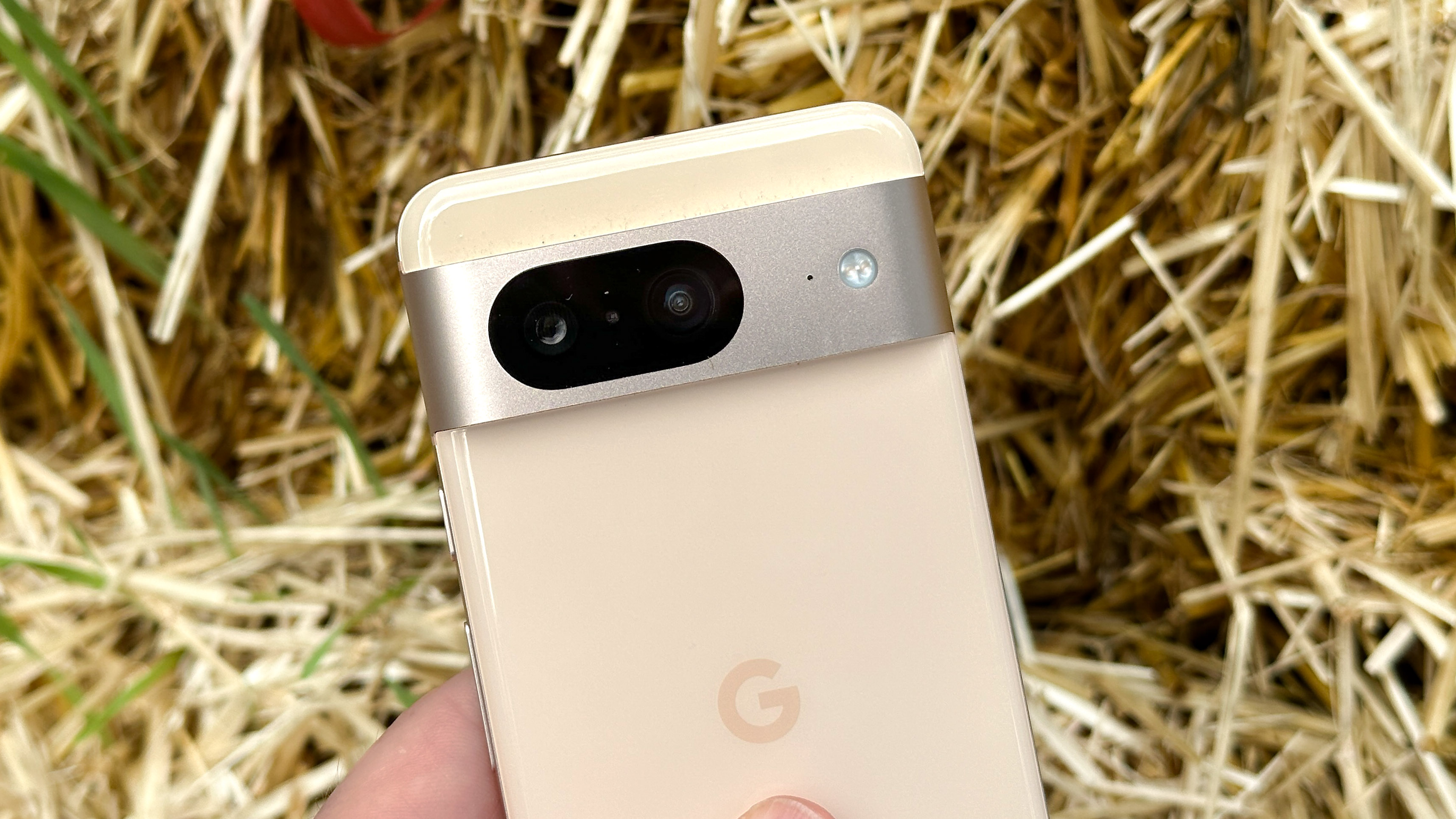 Google Pixel 8 ditampilkan di tangan