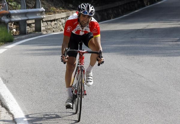 Tiago Machado (RadioShack) chases solo behind the split peloton