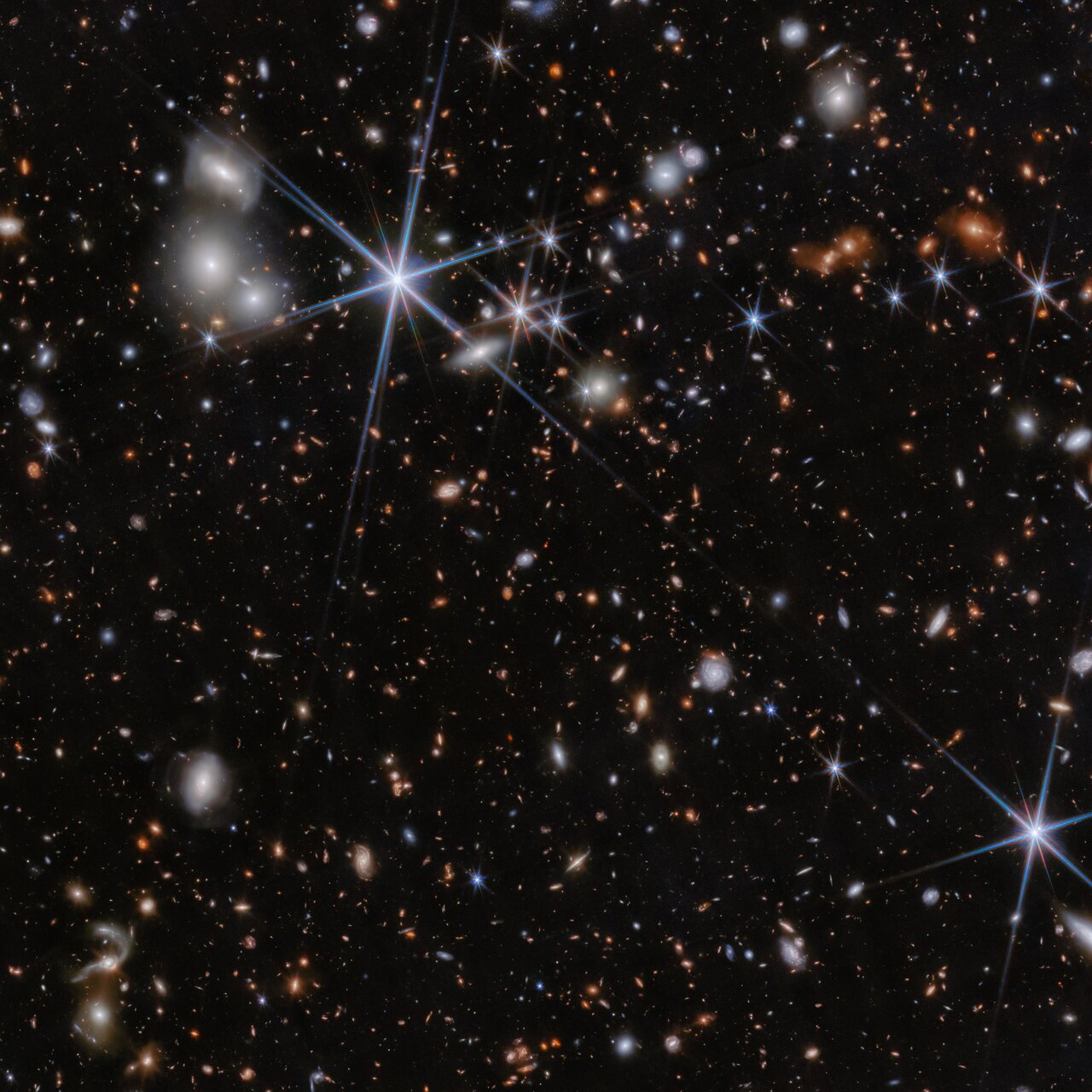 هزاران ستاره و چند ده تکه گاز رنگارنگ در فضا