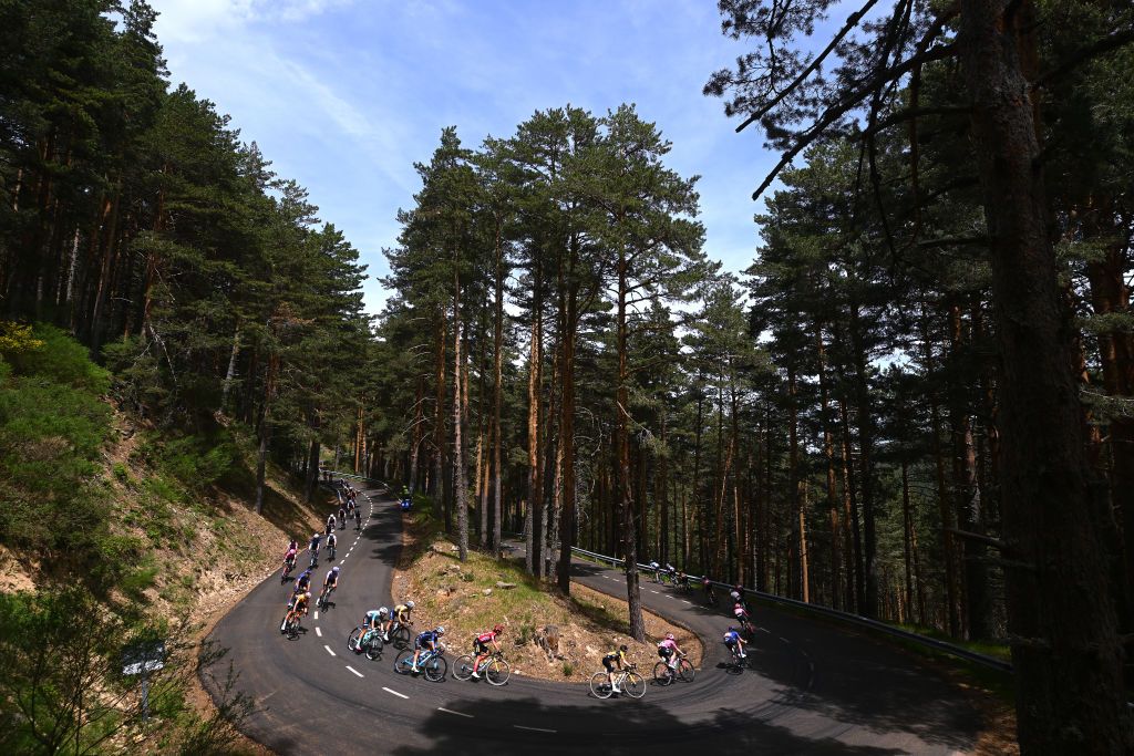 MIRADOR DE PEAS LLANAS SPAIN MAY 05 A general view of the peloton climbing down the Puerto de Navafra 1773m during the 9th La Vuelta Femenina 2023 Stage 5 a 1292km stage from La Cabrera to Mirador de Peas Llanas 1479m UCIWWT on May 05 2023 in Mirador de Peas Llanas Spain Photo by Dario BelingheriGetty Images