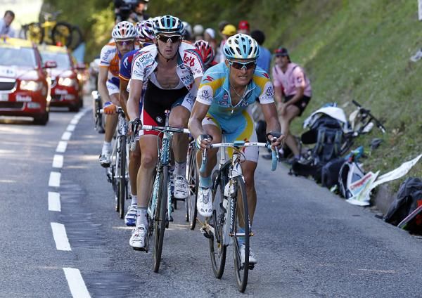 Alexander Vinokourov shreds the lead group on the base of Ax-3 Domaines.