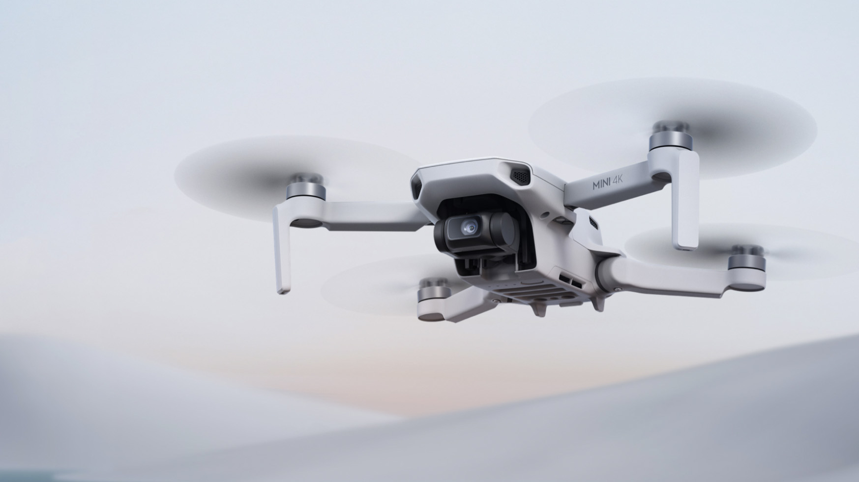 Drone DJI Mini 4K en vuelo con fondo generado