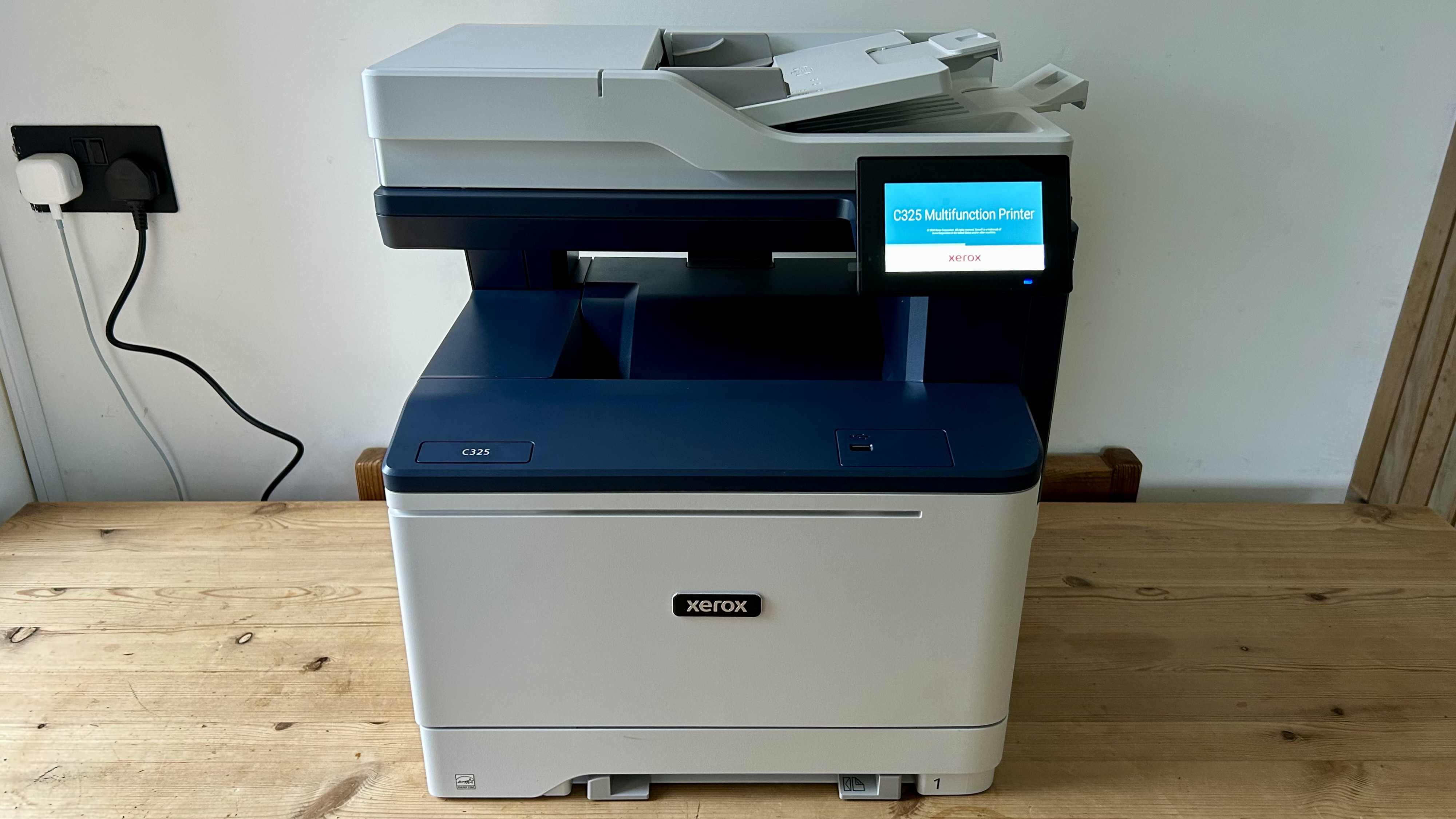 Impressora a laser Xerox C325 em um escritório doméstico em nossos testes