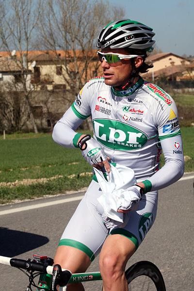 Danilo Di Luca (LPR Brakes) enjoys a snack.