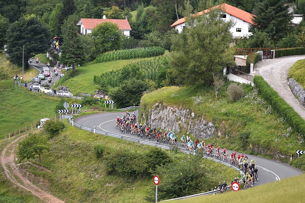 The field races along the winding roads in San Sebastian
