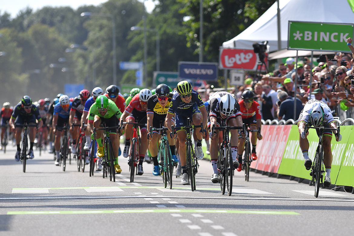 The sprint on stage 1 of the BinckBank Tour