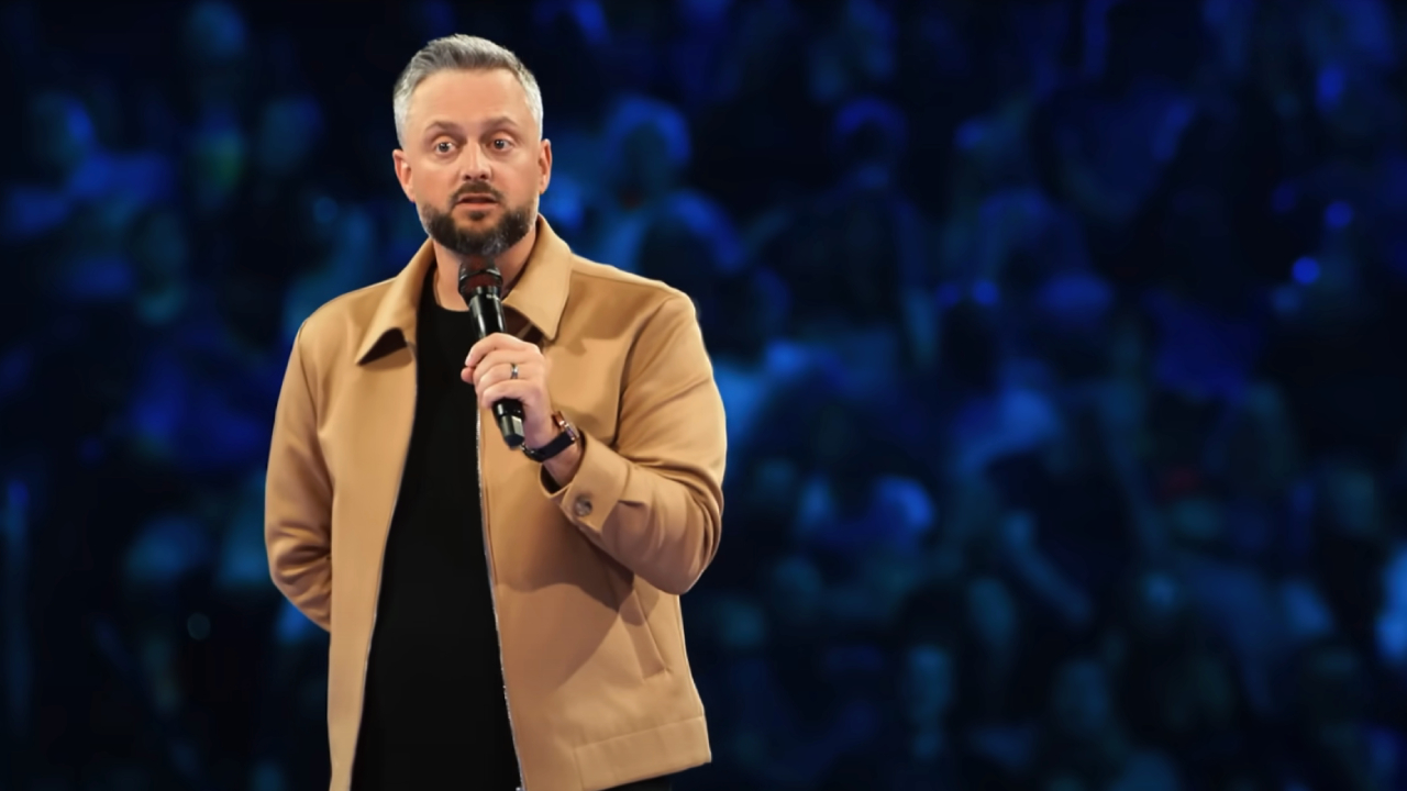 Nate Bargatze performing stand-up in Your Friend, Nate Bargatze