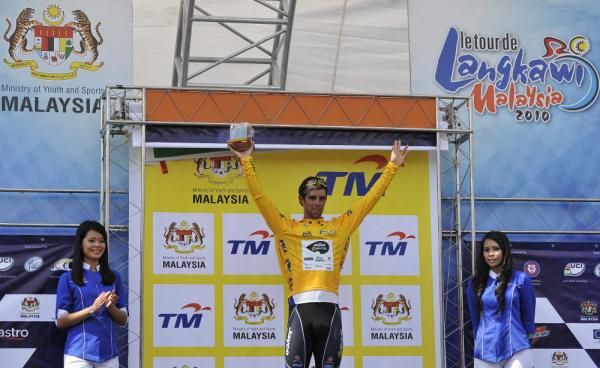 Michael Matthews (Australia) from Jayco-Skins (middle) grabbed the first Yellow Jersey of the race TDL 2010.